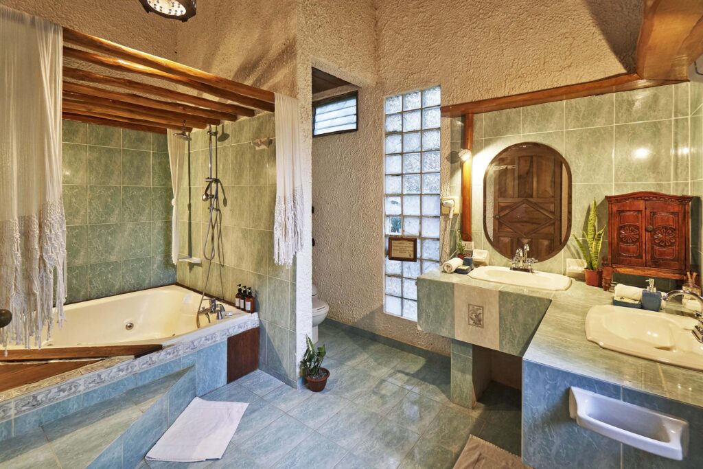 A bathroom in one of the rooms at Havana Lodge in Santa Teresa