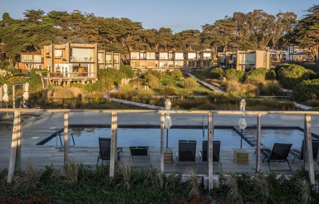 A swimming pool backed by the rooms of Lodge del Mar in Punta de Lobos, Chile