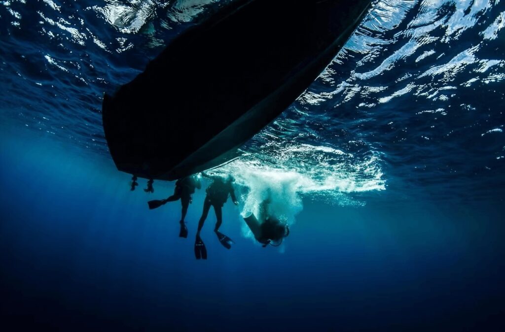 What is PADI AWARE? A group of divers get ready to descend into the deep blue