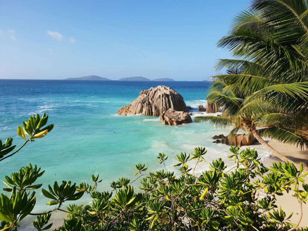 Scuba diving in Seychelles: Granite boulders lapped by the turquoise waters of the Indian Ocean