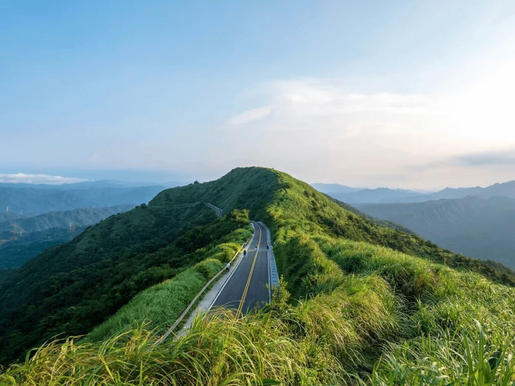 Surfing in Taiwan: A road leads through the mountains